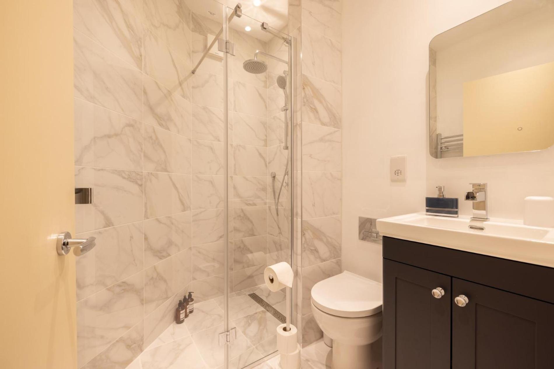 Hues, 2 Bedroom Londra